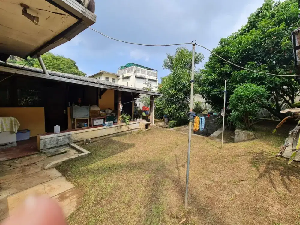 Dijual rumah dengan taman lega di sayap Dago