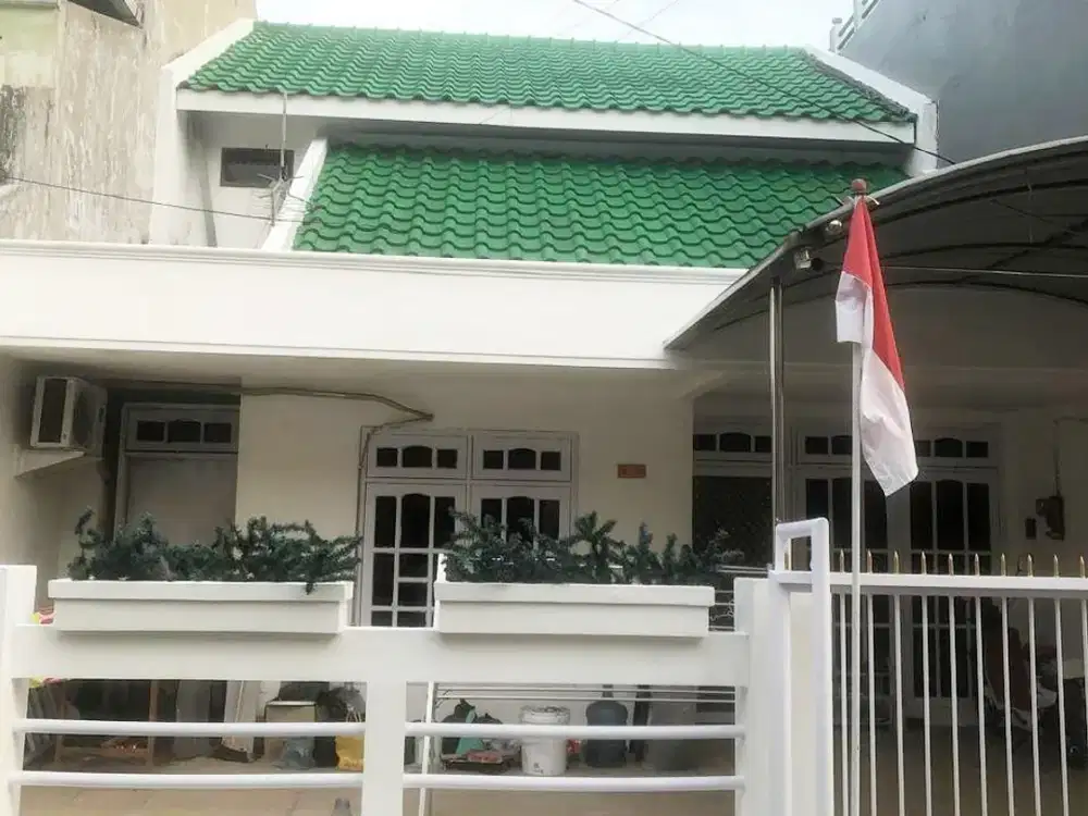 Rumah di Deltasari Indah , Row Jalan 3 Mobil Hadap Timur Listrik 2200 Watt