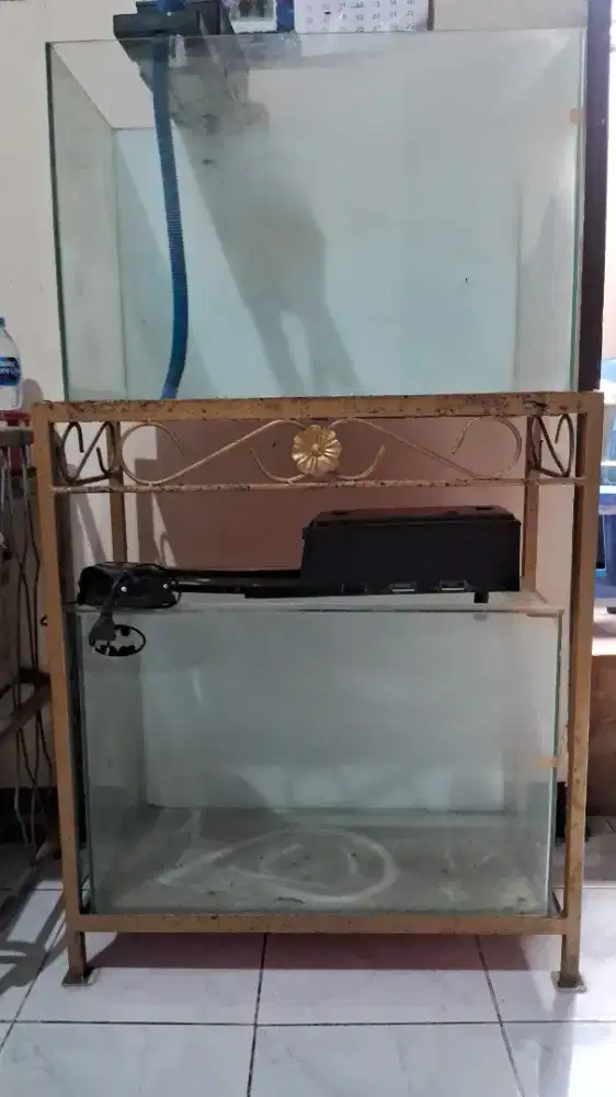 2 aquarium dan 1 rak besi