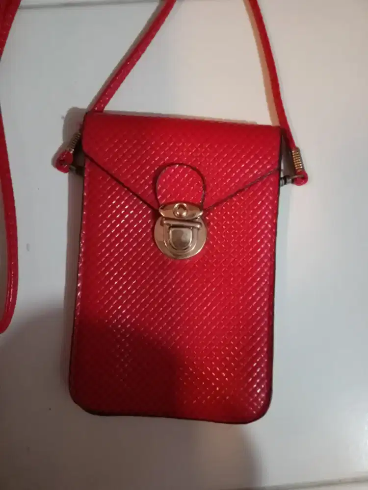 Tas selempang merah