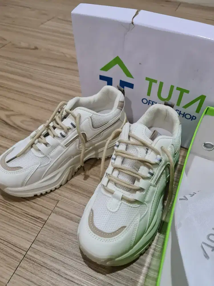 Sepatu sport wanita  putih