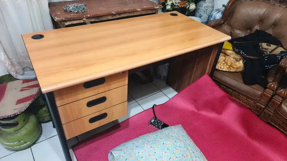 Meja kantor mulus