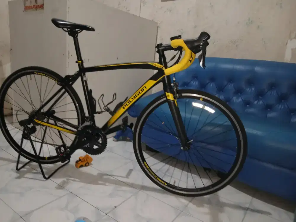 Polygon Strattos 3 size 50 warna kuning