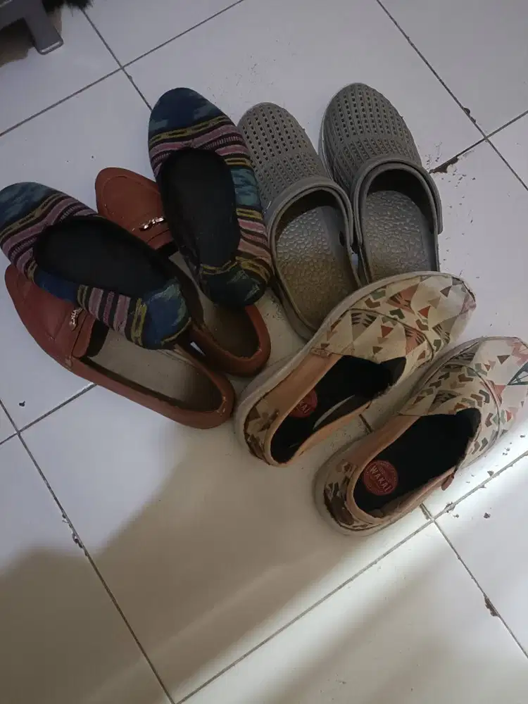 sepatu size 39...masih bagus yaam.hanya perlu dicuci & sol aja