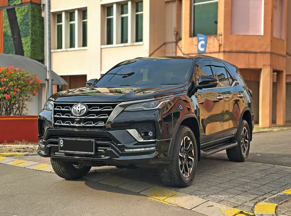 DP Ceper Fortuner 2.8 GR 2022 VRZ diesel matic Hitam toyota new  4x2