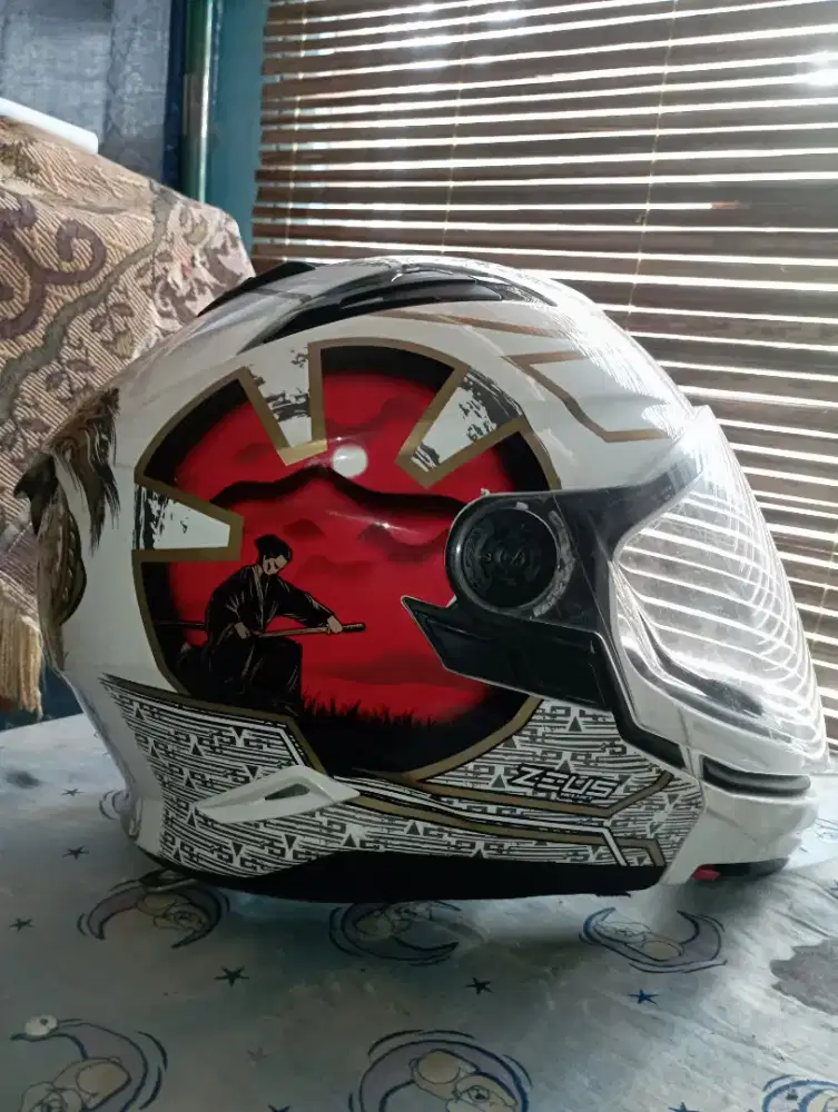 Jual helm preloved Zeus ZS613C AJ20 white/red