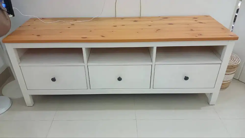 MEJA TELEVISI KAYU