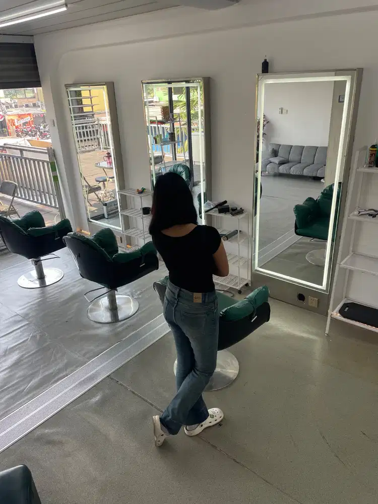 Asisten sebagai pegawai salon