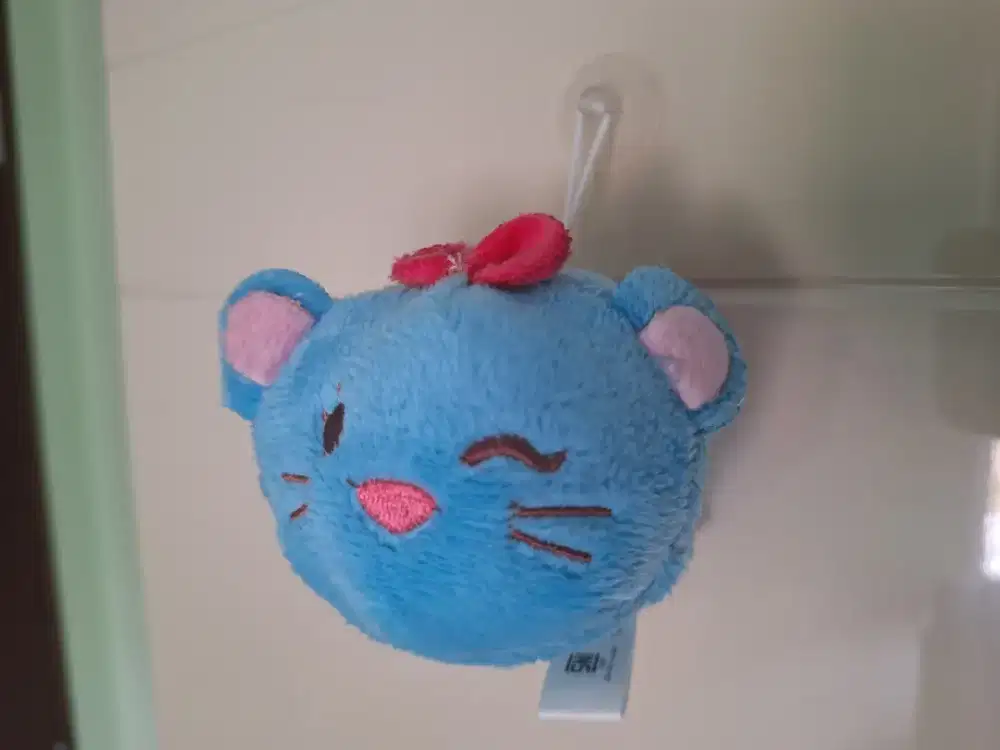 Boneka gantung biru