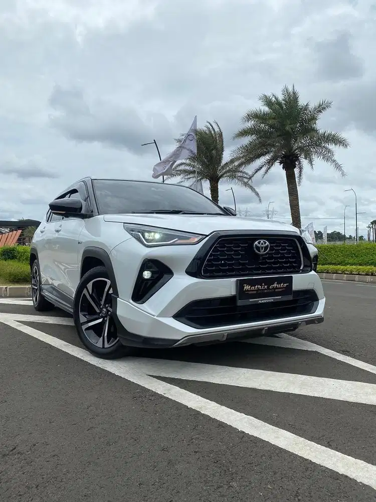 LOW KM . . . TOYOTA YARIS CROSS 1.5 GR HYBRID TSS 2 TONE 2023