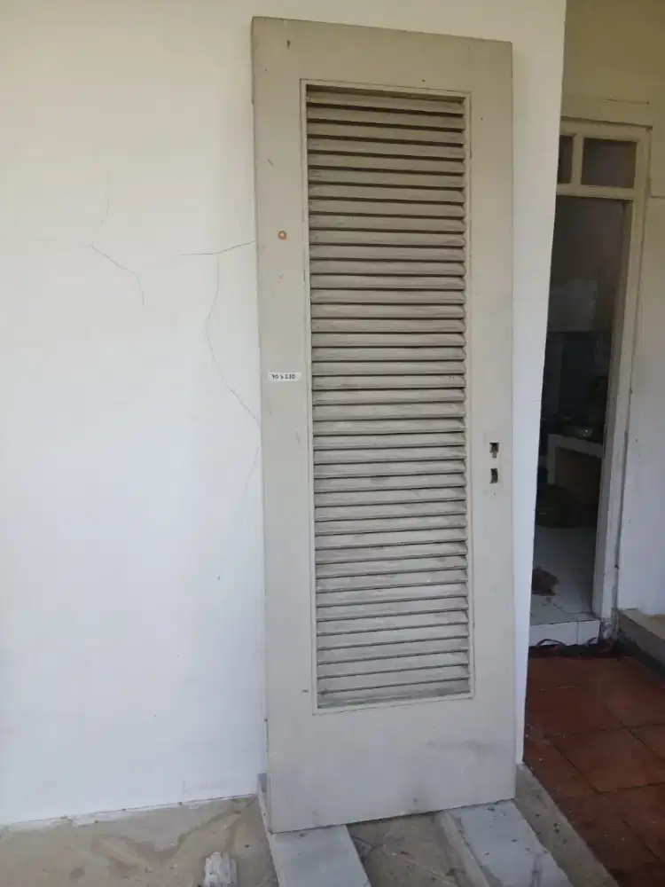 Pintu kamar bekas bongkaran