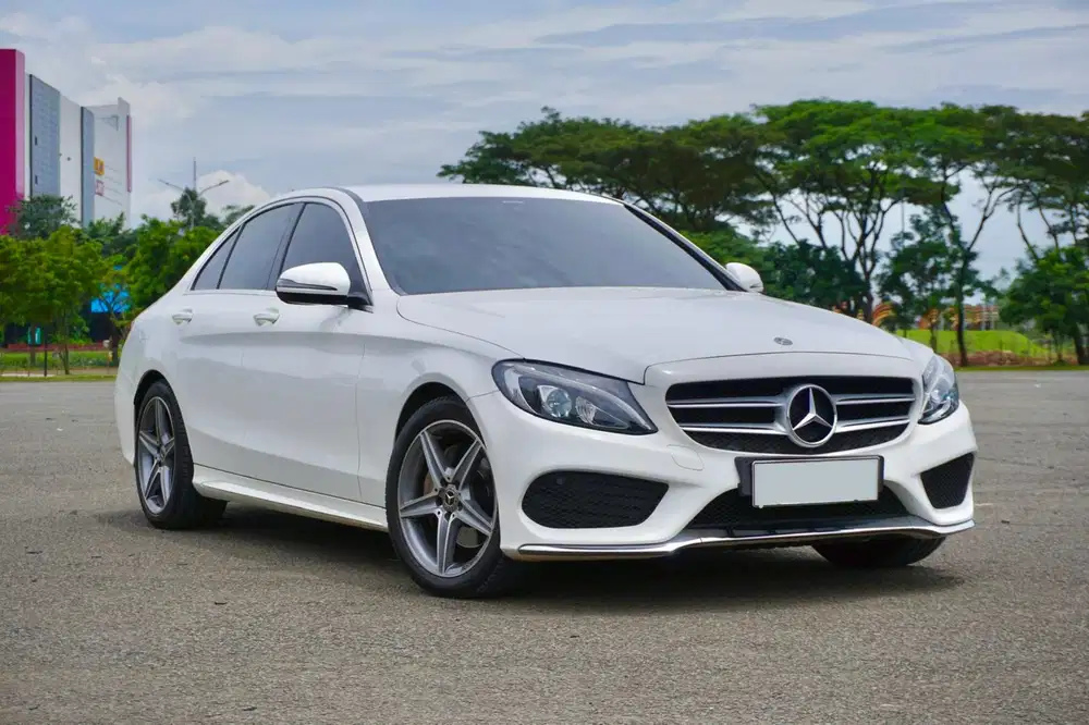 LOW ODO ! Mercedes Benz C200 AMG W205 white on black 2018