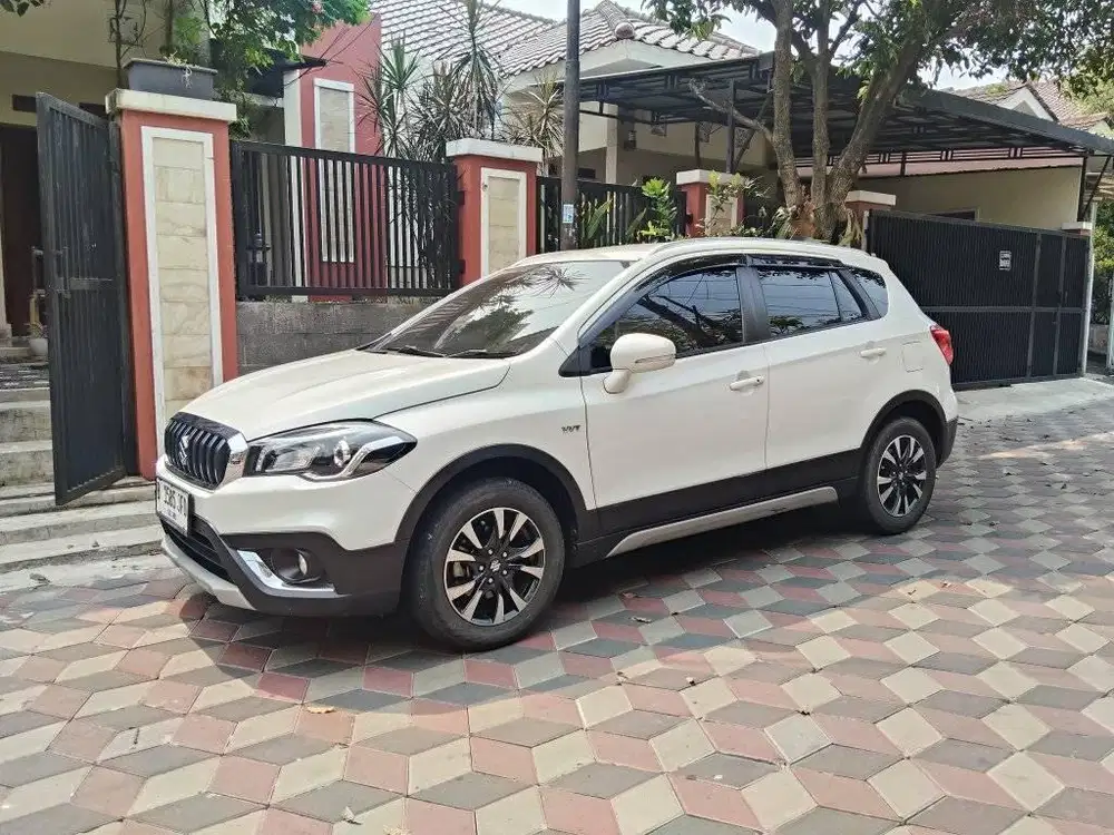 DP 15JT SAJA SUZUKI S'CROSS SX4 AT MATIC AUTOMATIC 2022 PUTIH