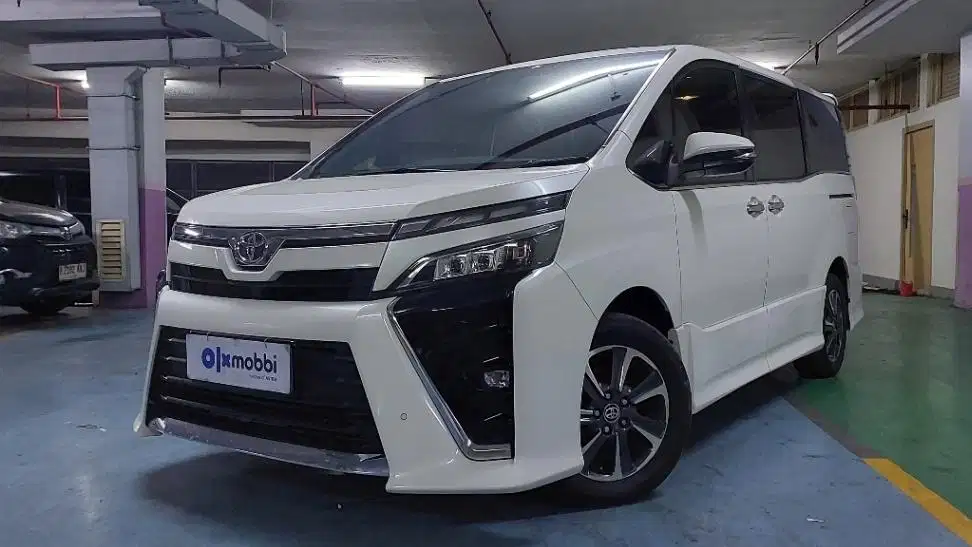 DP MURAH Toyota Voxy 2.0 Bensin-AT 2019 Putih C3GOT