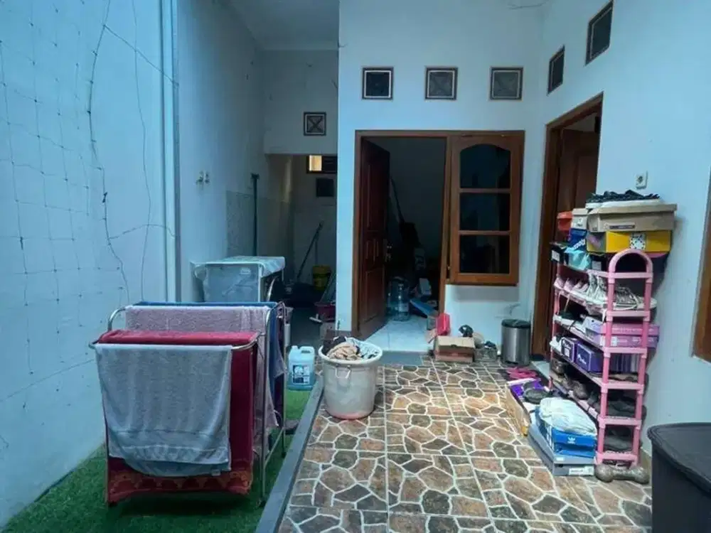 Rumah Tinggal Asri Tepi Jalan Aspal dekat area penginapan