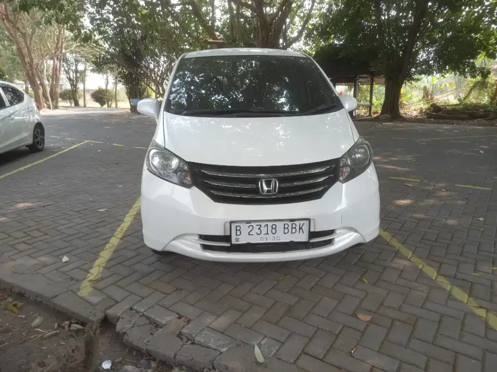Honda freed psd 2009 putih bersih