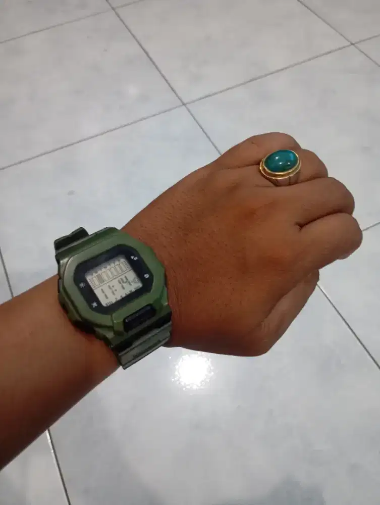 Jam dan batu cincin bacan