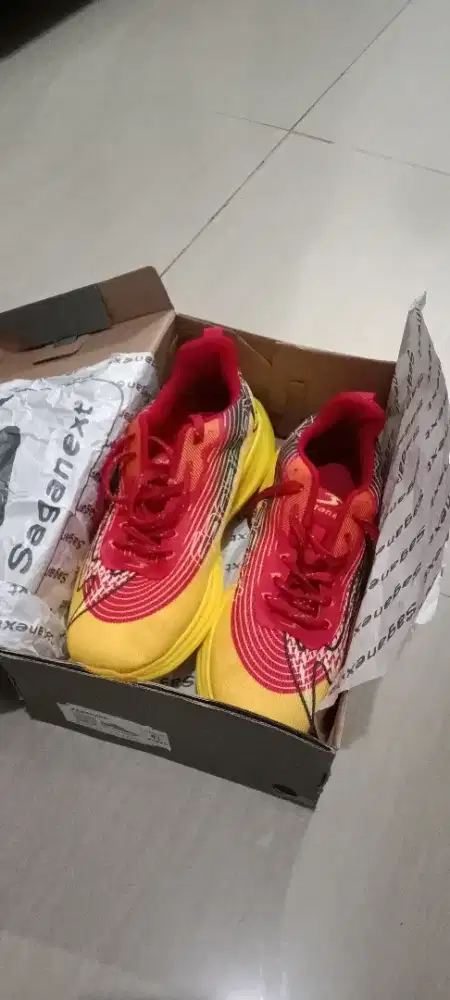 Sepatu saganext size 41 masih keliatan baru