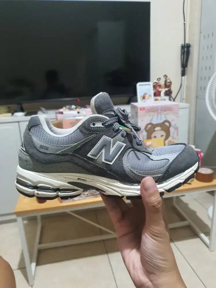 Sepatu Running New Balance 2002R Grey UK. 39.5 EUR