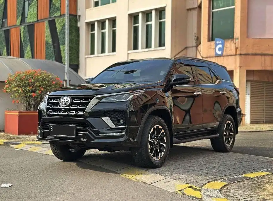 Toyota Fortuner 2.8 GR Sport AT 4x2 2022 Diesel Hitam Km 40rb Record