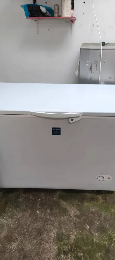 Dijual Chest Freezer merk Sharp type FRV 200 kapasitas 200L.