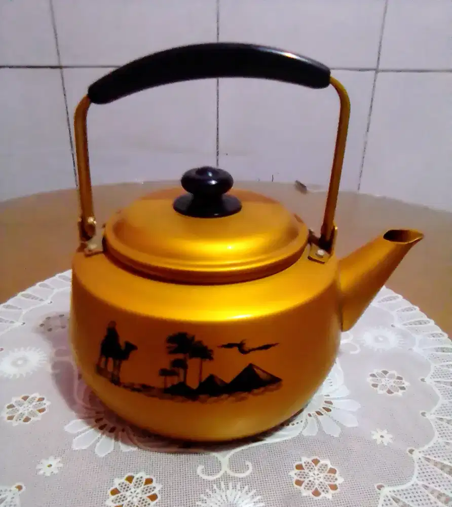 Teko Motif Emas Oleh-Oleh Haji/Umroh
