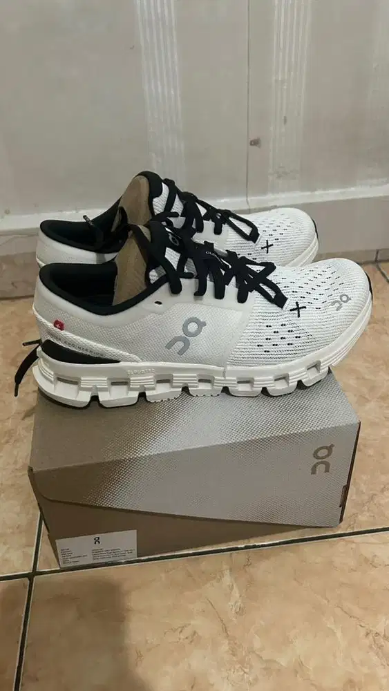 Sepatu On Cloud X4