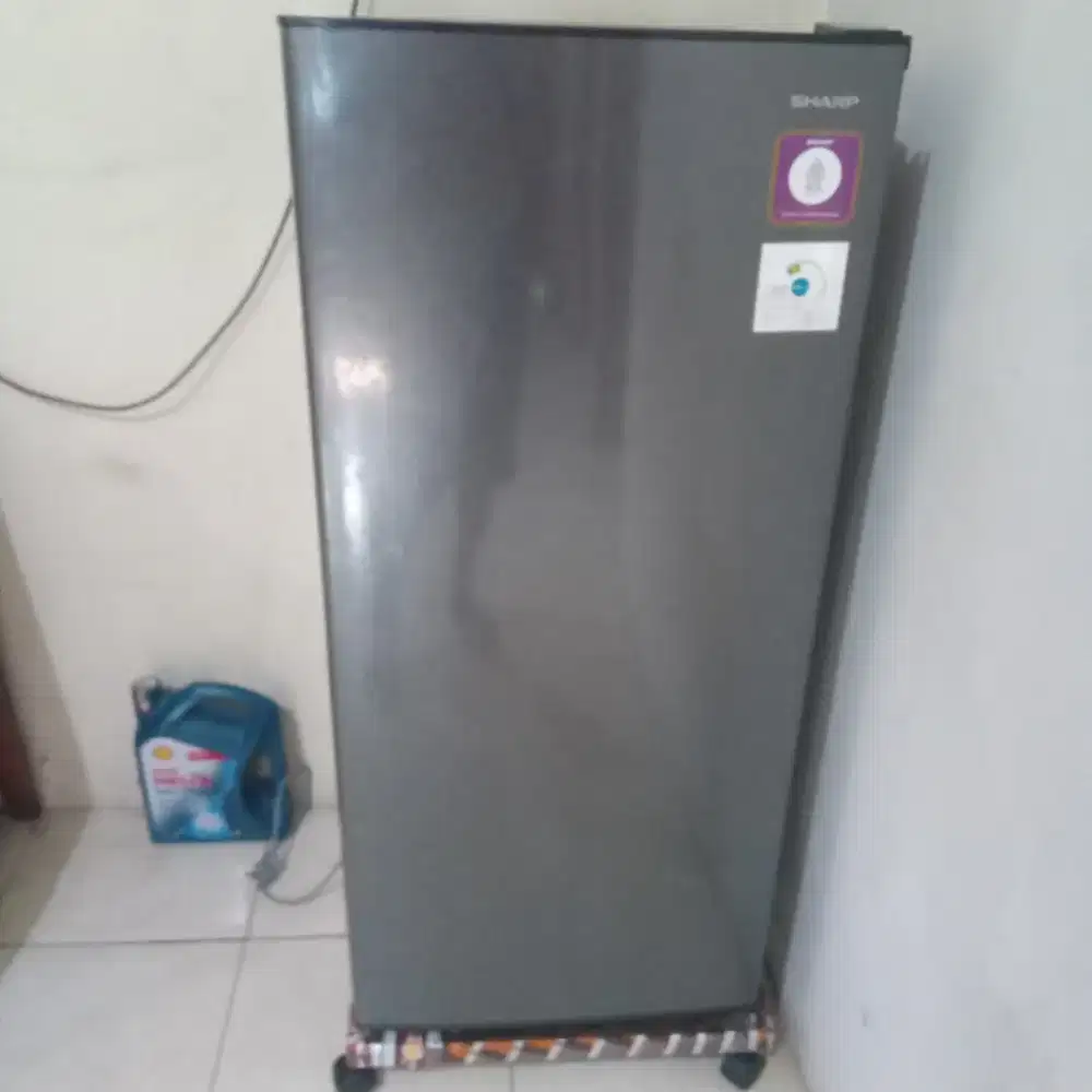 Di jual kulkas 1 pintu merek Sharp baru 5 bulan pemakainan