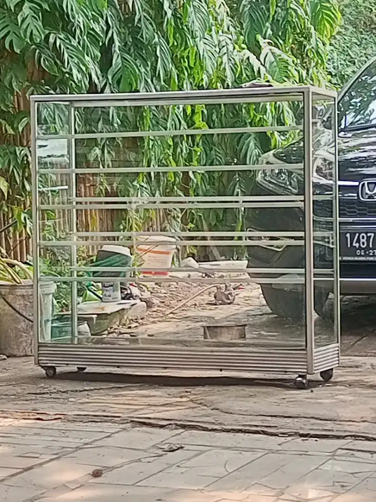 Etalase panjang dan tingkat