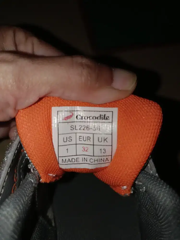 Sepatu anak-anak
