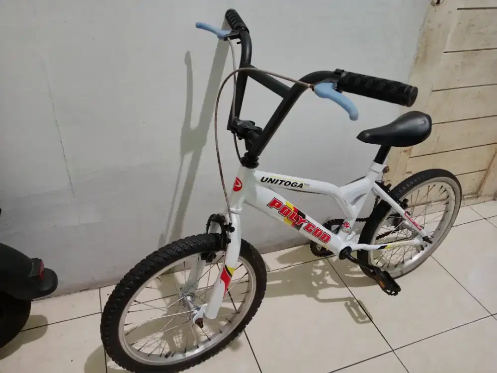 Sepeda bmx warna putih