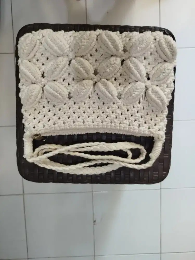 Tas slempang puti Dan mutiara