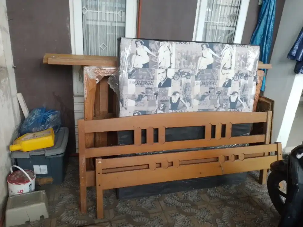 Dijual bekas tempat tidur dan kayu2 bekas