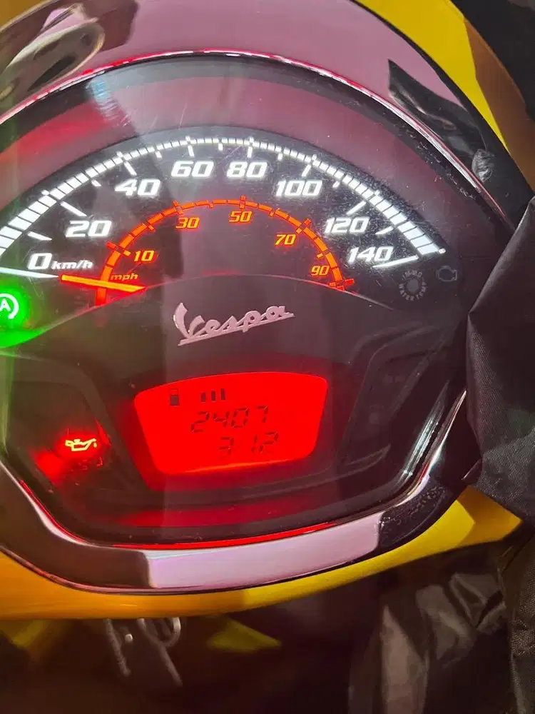 Vespa GTS Sport 2023 Yellow