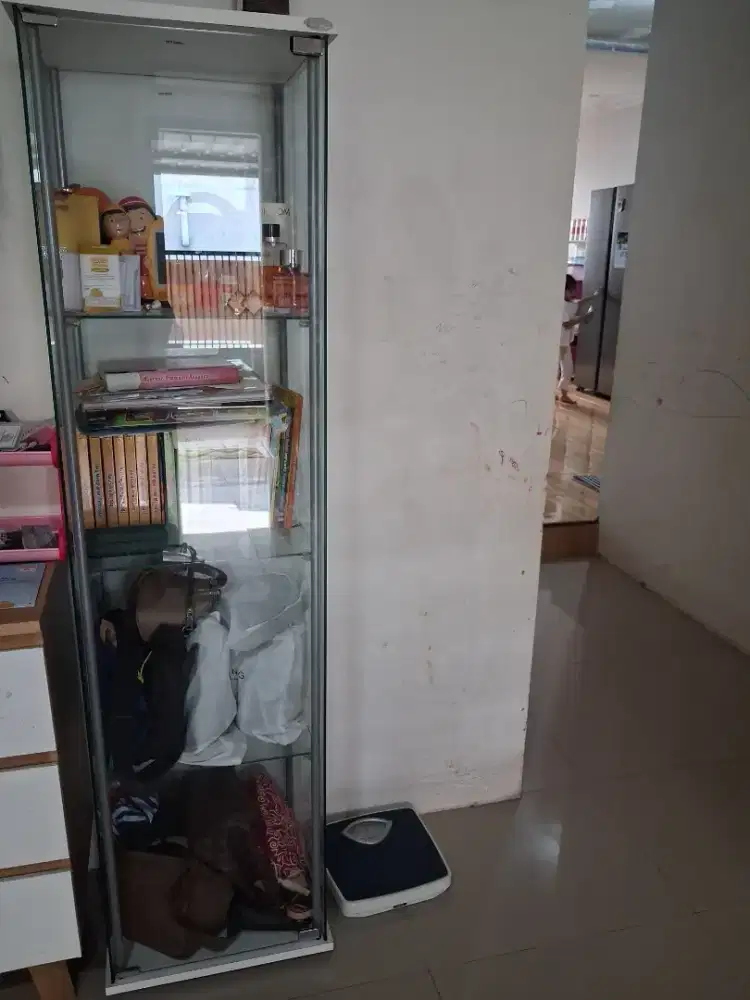 Lemari rak kaca informa