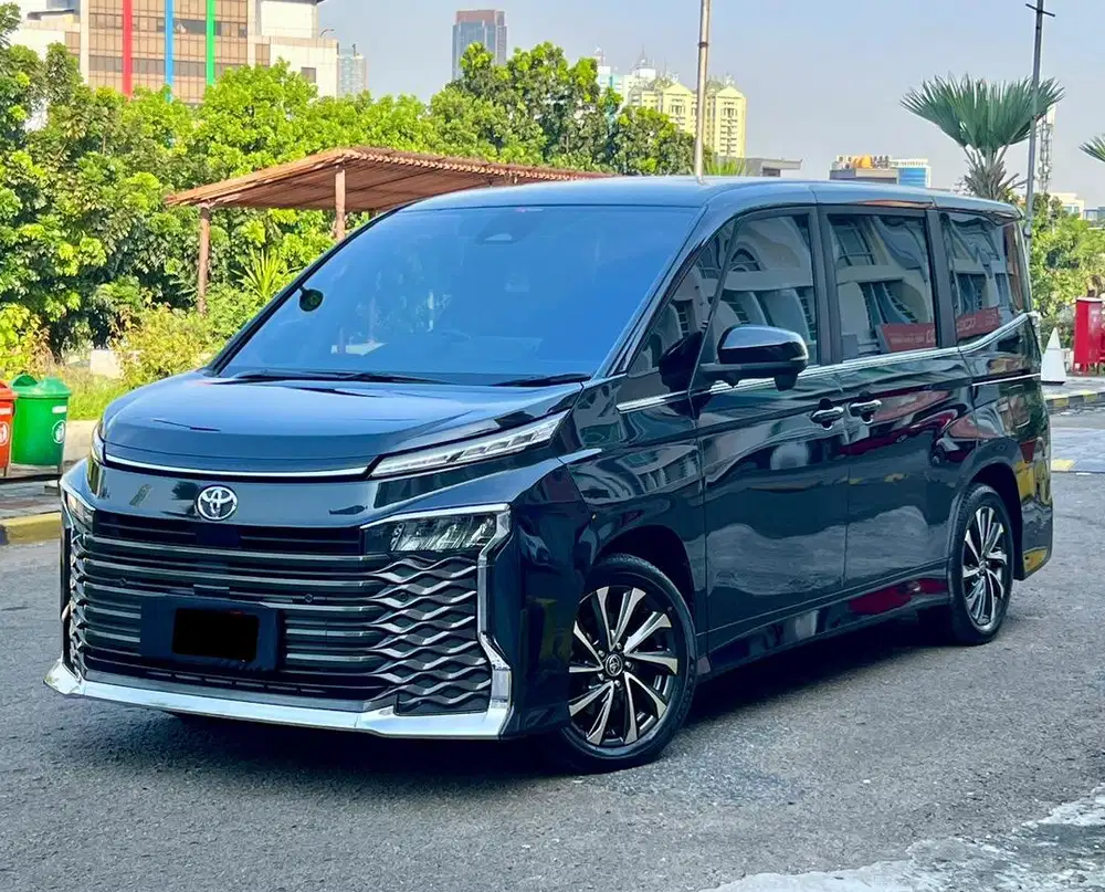 TOYOTA VOXY  AT TAHUN 2022