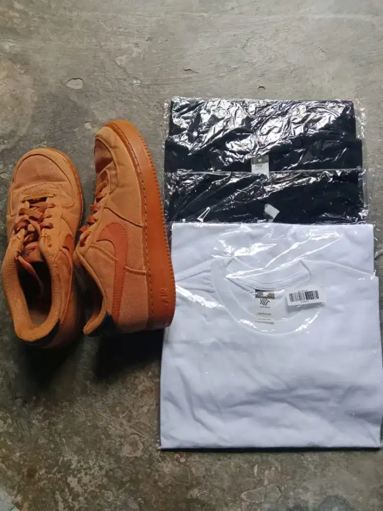 Sepatu dan kaos polos,