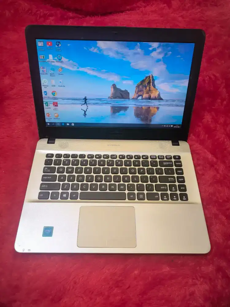 Dijual laptop asus x441s slim,intel celeron ram 2 gb,hdd 320 gb
