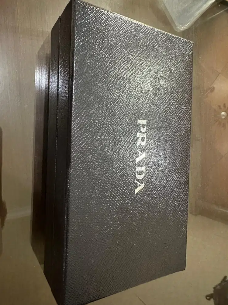 Dompet prada original 100% mulus seperti baru 99% baru pakai sekali