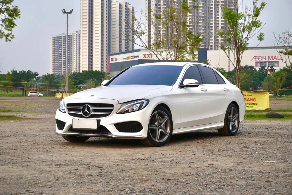 LOW ODO ! Mercedes Benz C200 AMG W205 White on black 2017/ 2018