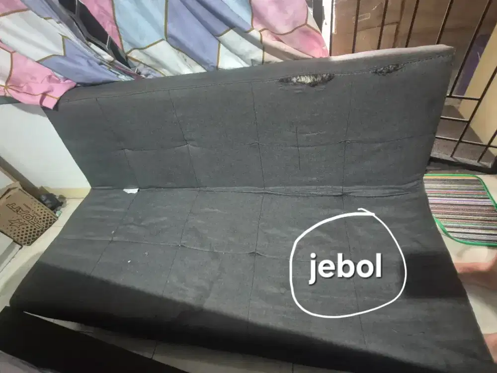 Sofa Bed Minus jebol bagian kanan yang dilingkari