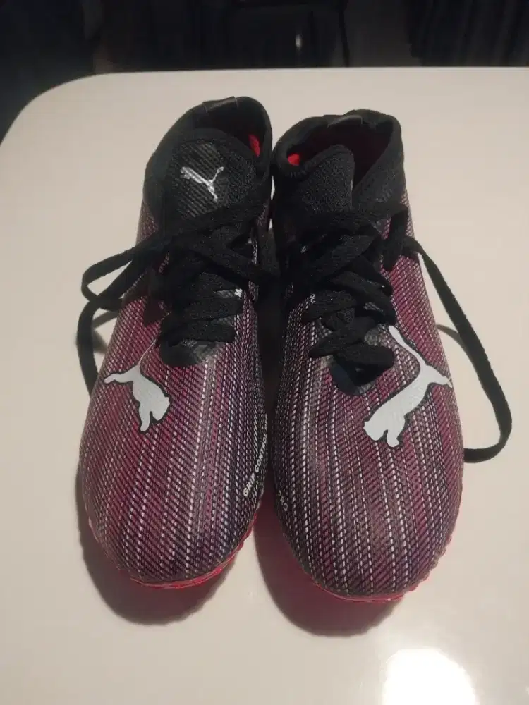 Sepatu bola puma