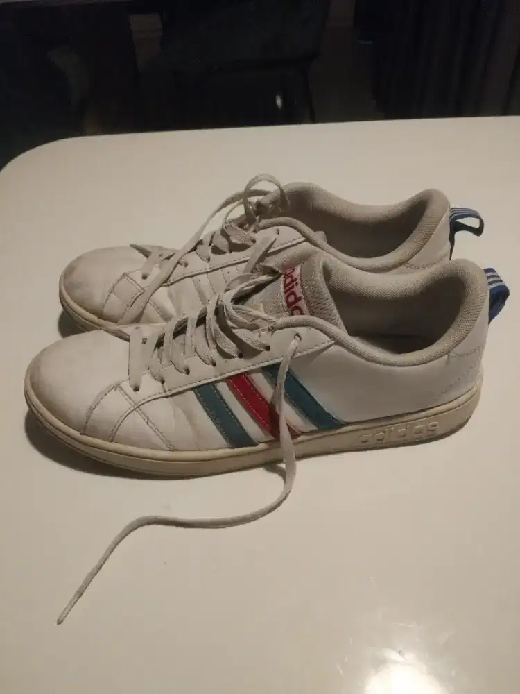 Sepatu adidas neo