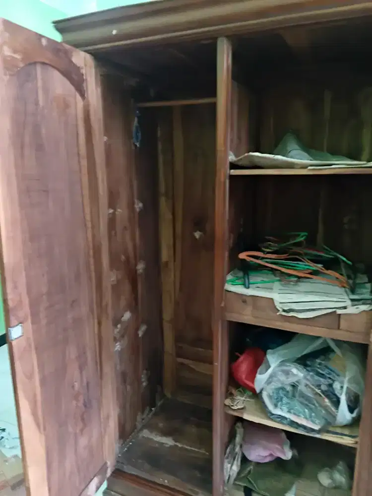 Lemari jati tua