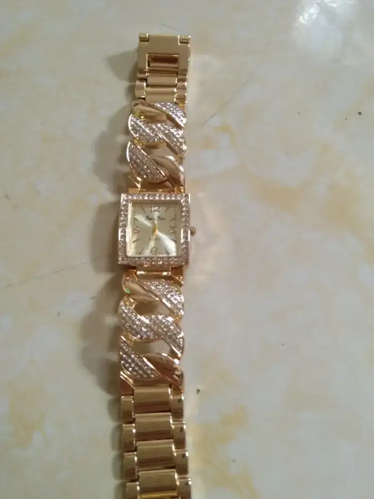 Di jual jam tangan cantik untuk wanita merk aquart