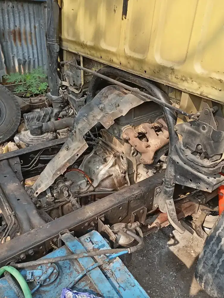 Siap bongkar muatan puing siap turun naikan bak mobil truk