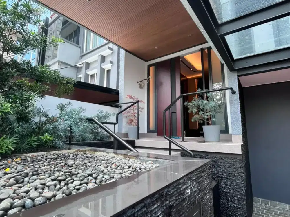 DISEWAKAN RUMAH CANTIK CROWN GOLF PIK 1 UK 8X24 (3.5 LANTAI) BRAND NEW FULL FURNISHED MEWAH BANGET