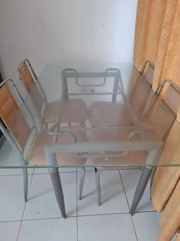 Dijual 1 set meja makan 4 kursi