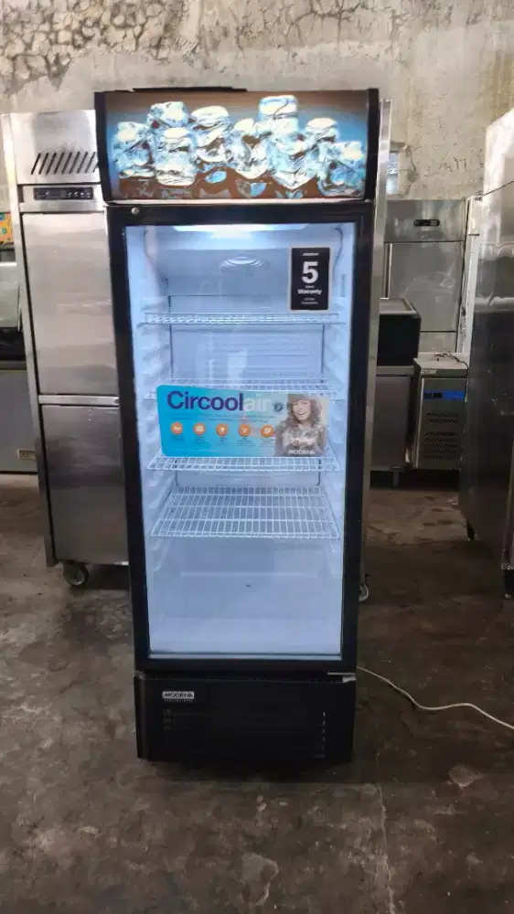 Showcase 1 pintu 

Merk MODENA 
Model SC 1303
Kpasitas 300 L
Mesin ori