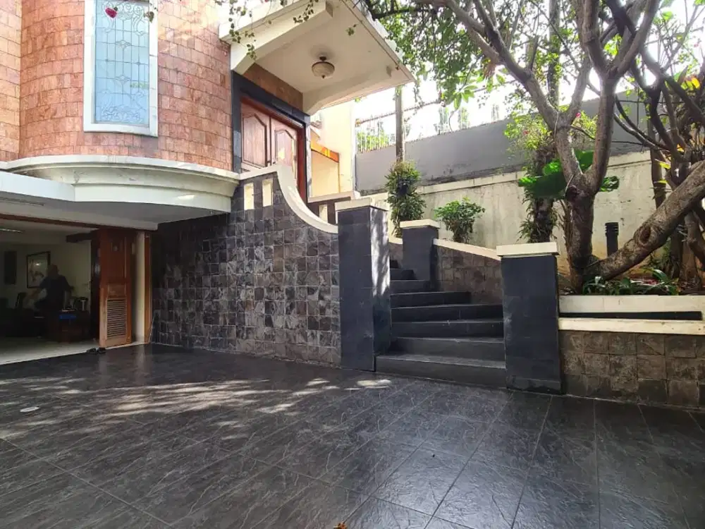 Dijual Rumah di Kemang Bergaya Klasik